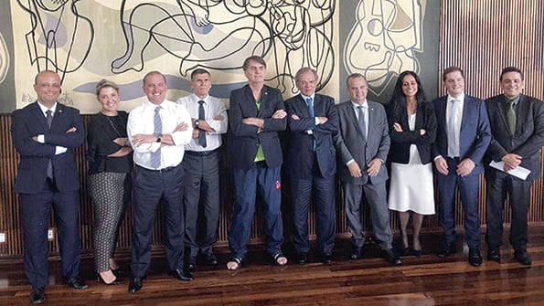 Bolsonaro con saco, una camiseta de Palmeiras y sandalias en el Palacio de Alvorada.