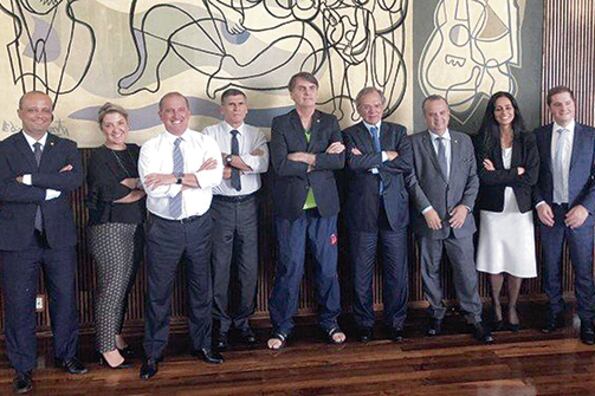 Bolsonaro con saco, una camiseta de Palmeiras y sandalias en el Palacio de Alvorada.