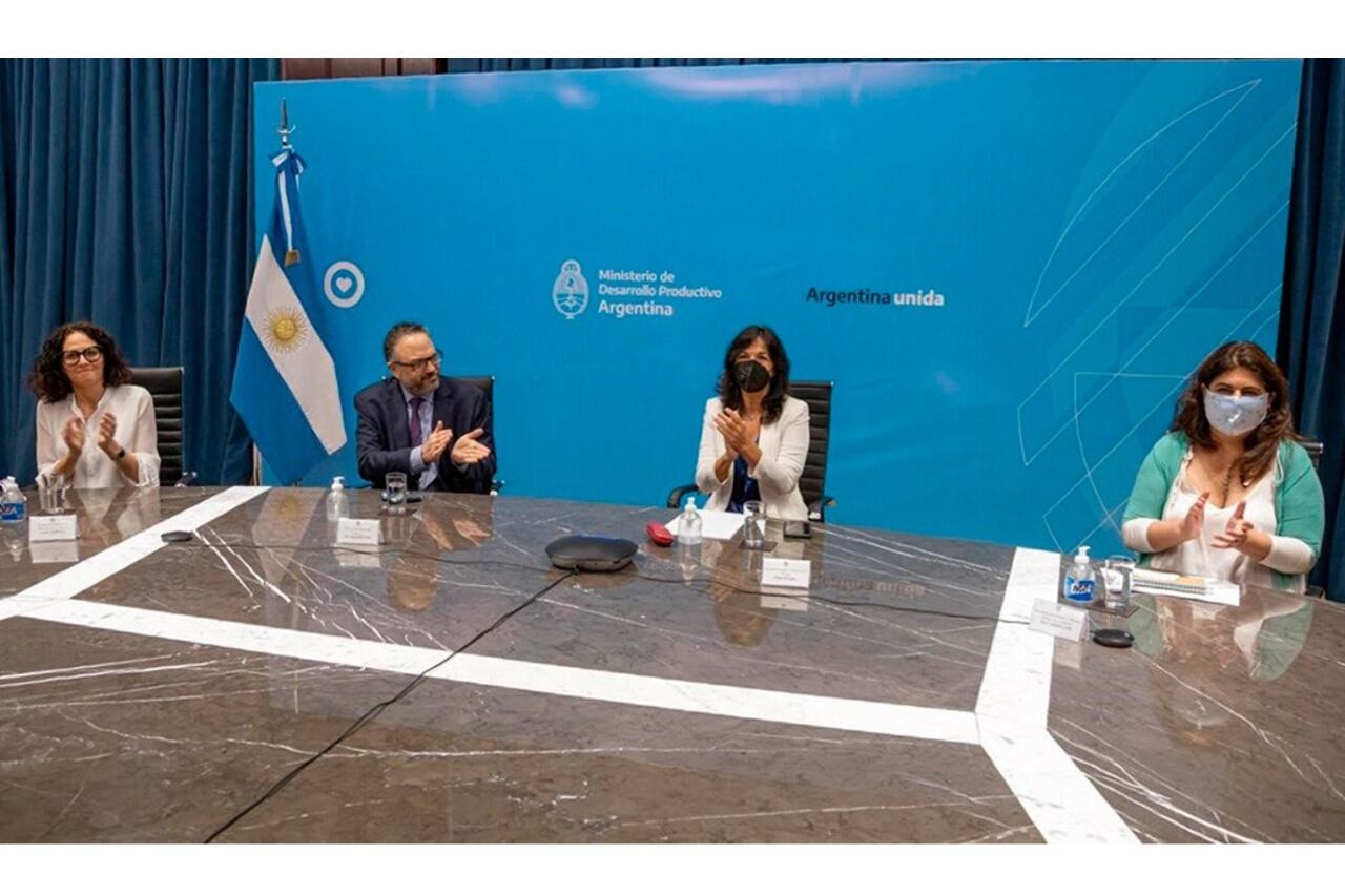 El ministro Kulfas junto con Cecilia Todesca, Vilma Ibarra y Ana Castellani.