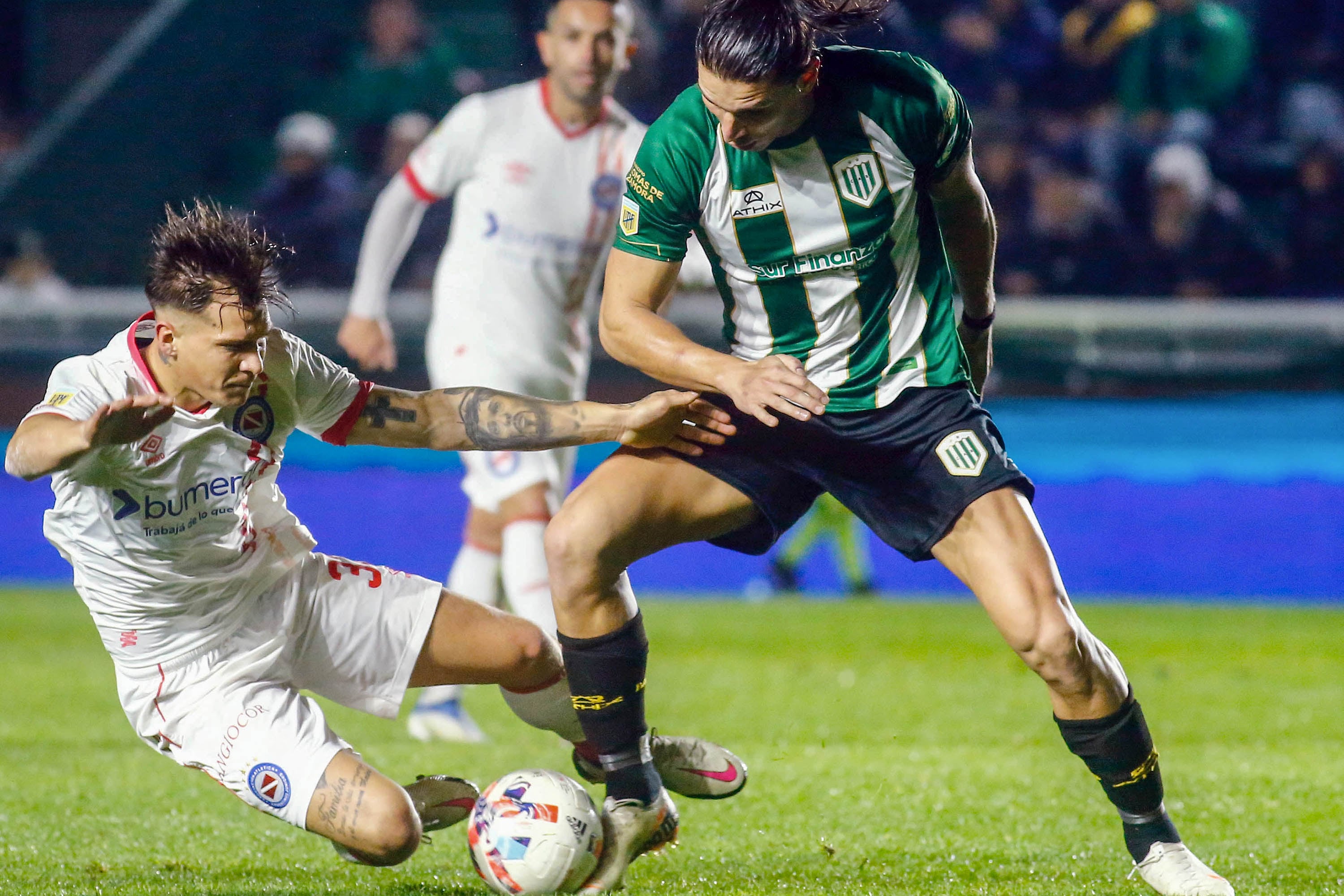 Reniero cae al piso ante la potencia de Gissi.