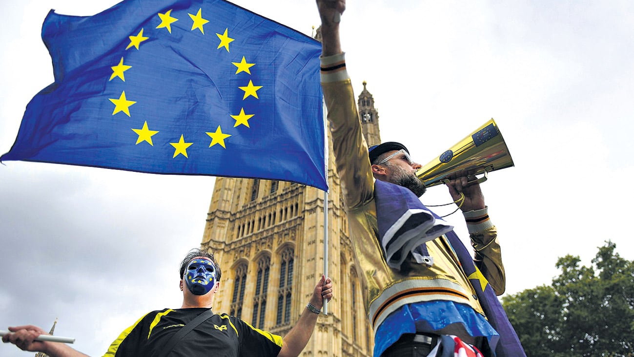 Manifestantes pro-europeos protestan ante el Parlamento británico donde se debate la ley de retirada de la UE.