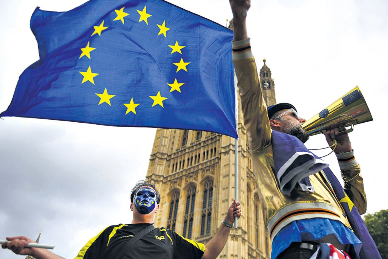 Manifestantes pro-europeos protestan ante el Parlamento británico donde se debate la ley de retirada de la UE.
