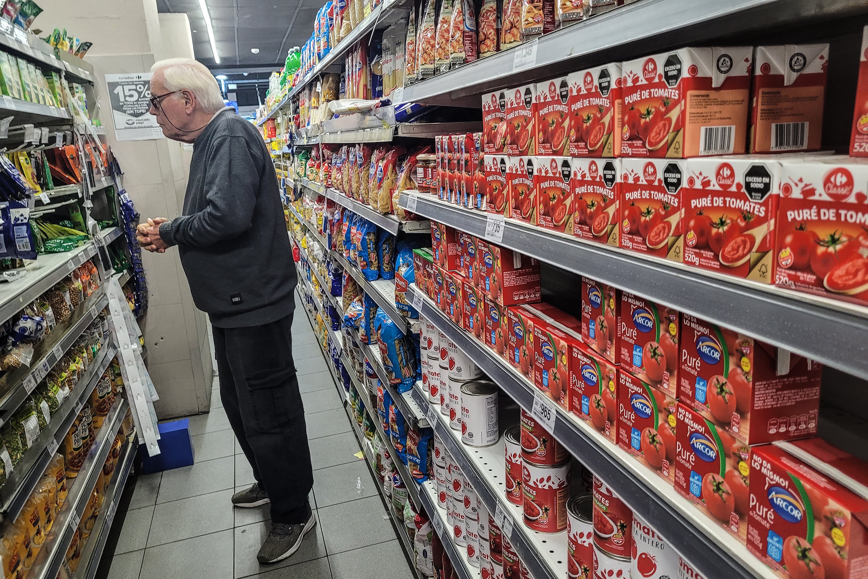 Los supermercado continúan remarcando los alimentos. 