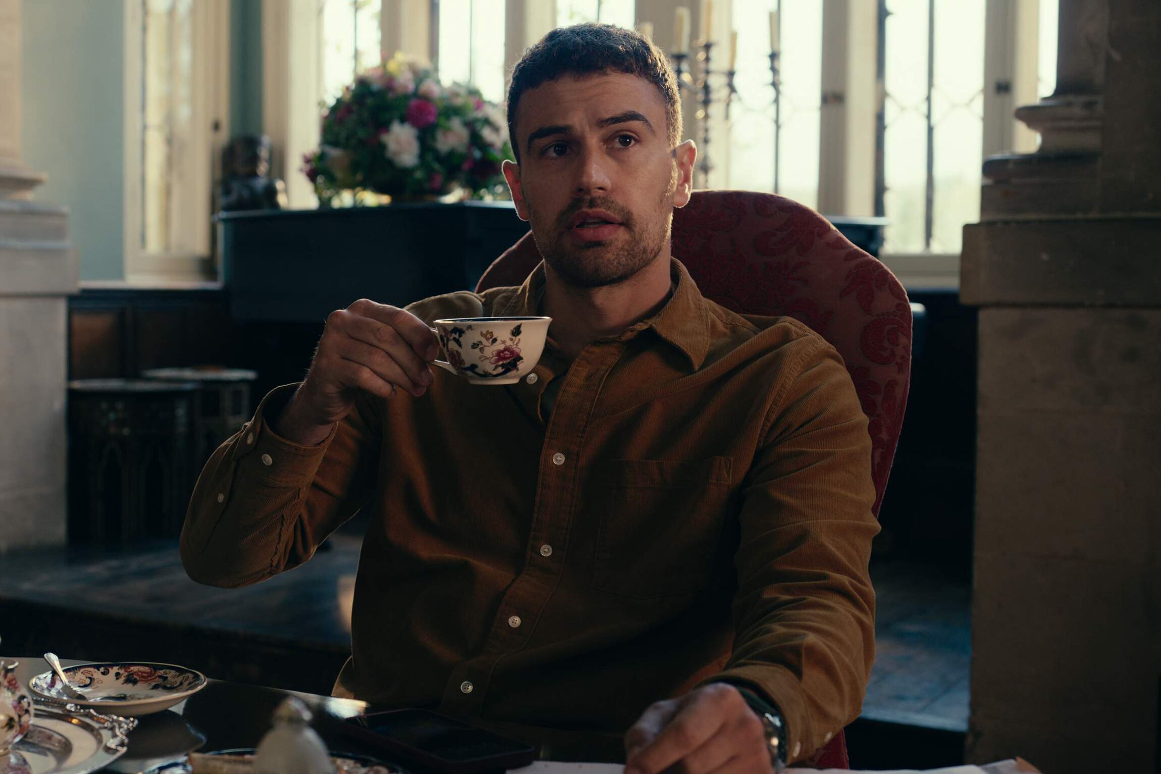 Theo James encarna a una aristócrata que se entromete con la mafia. 