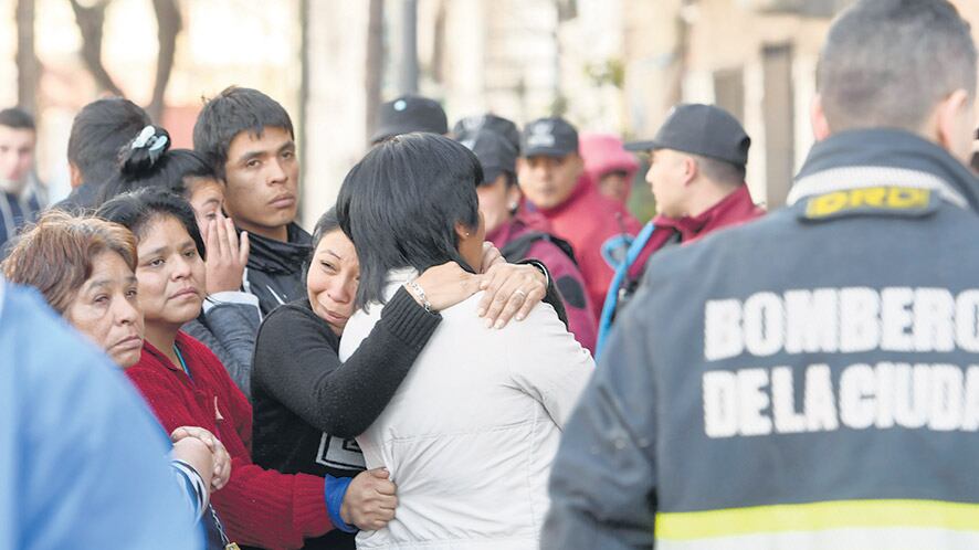 Los habitantes de Pedro de Mendoza 1447 pasaron la noche en carpas porque no los dejan entrar en sus casas.
