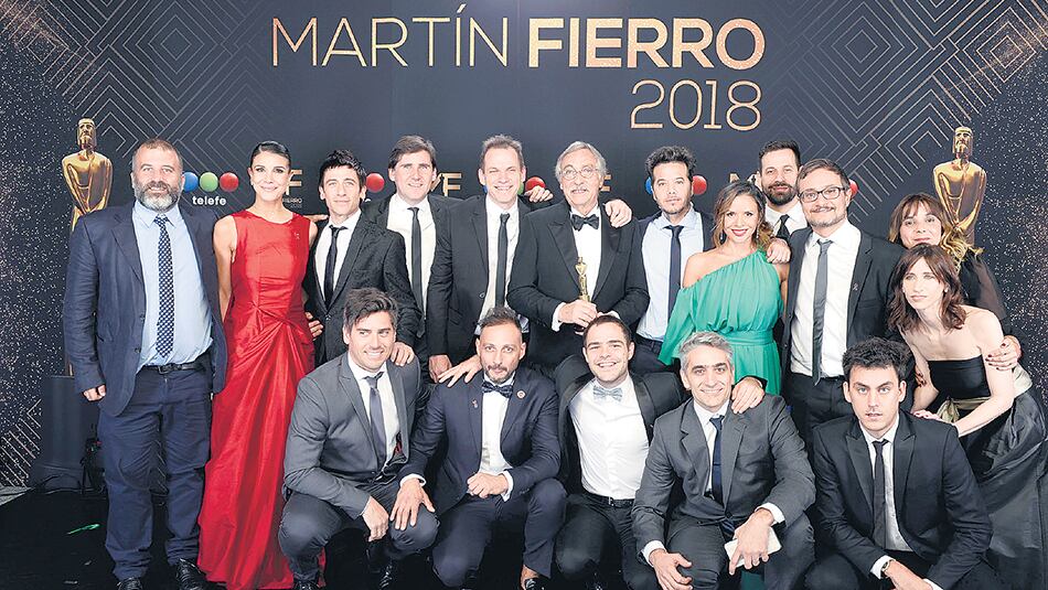 El equipo artístico y de producción de Un gallo para Esculapio, la miniserie ganadora del Martín Fierro de Oro.