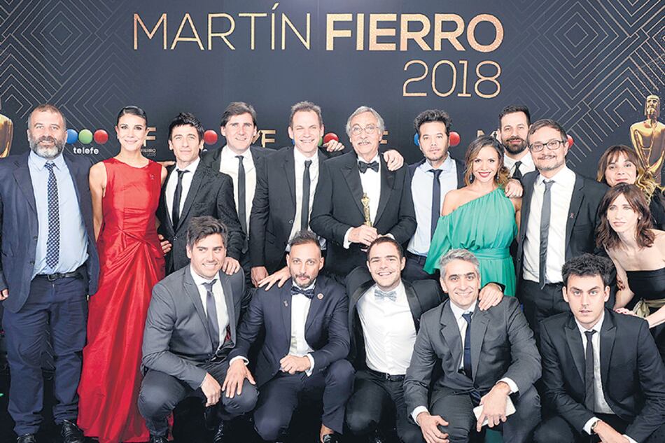 El equipo artístico y de producción de Un gallo para Esculapio, la miniserie ganadora del Martín Fierro de Oro.