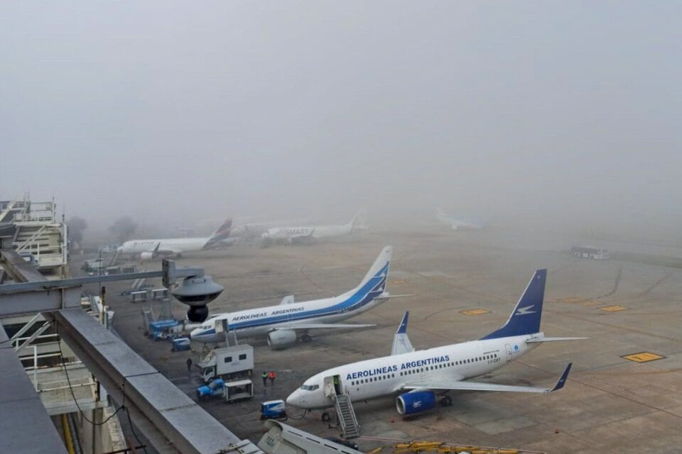 Vuelos demorados y cancelados por la tormenta en el Aeroparque y Ezeiza.