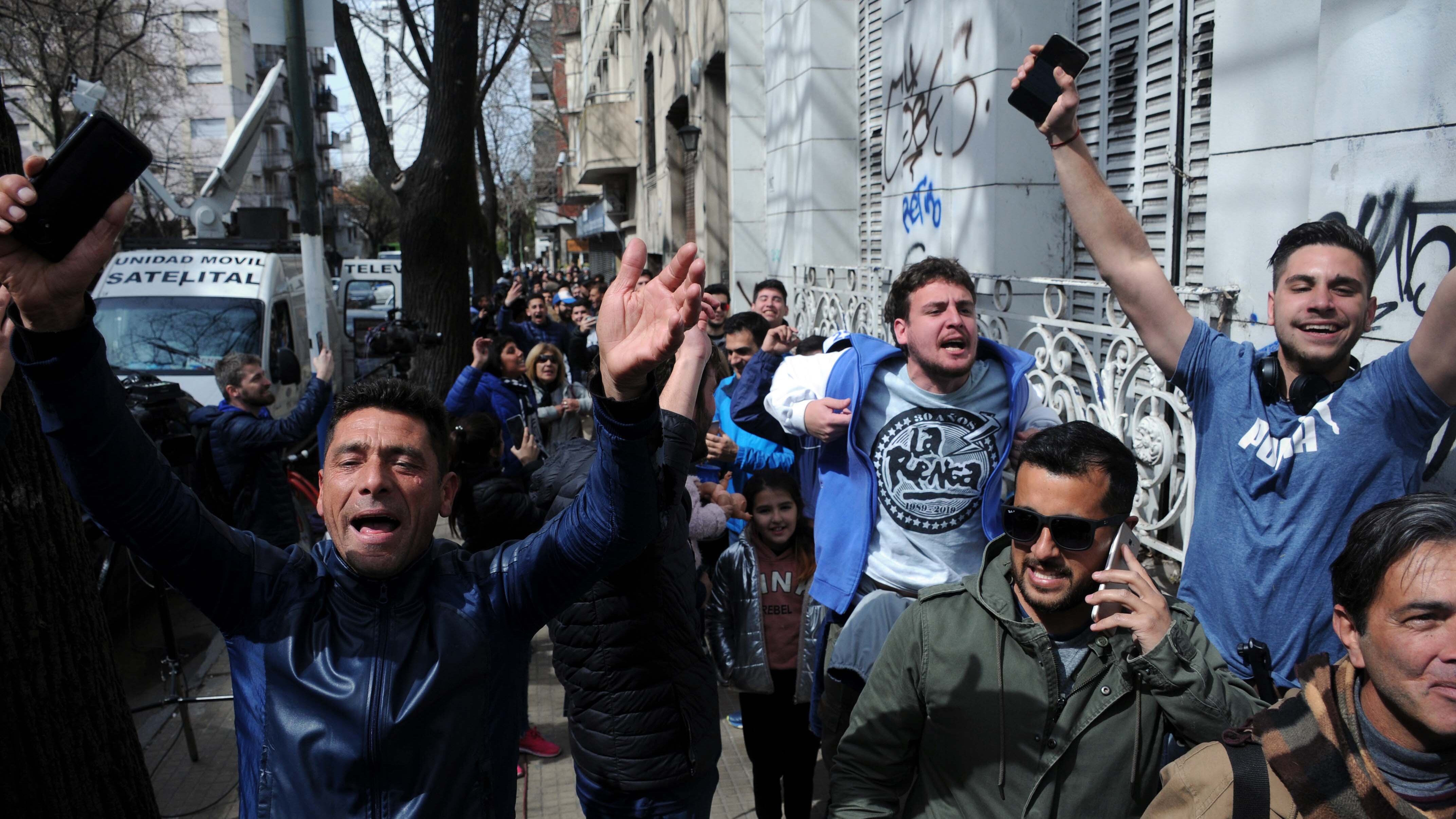 Los hinchas de Gimnasia hicieron cola en la sede del club; quieren ver a Maradona.