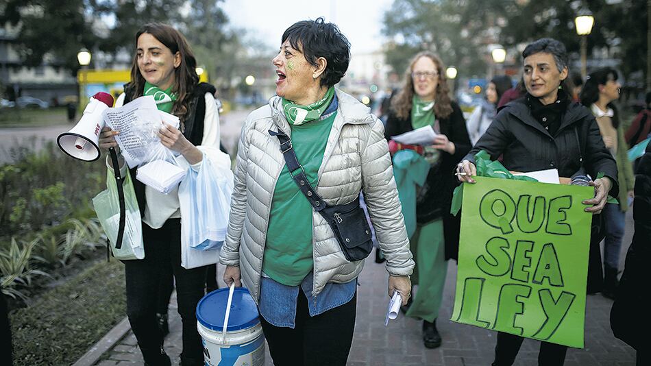 Amigas y activistas de parque chacabuco caminando a vestir todos los monumentos de pañuelo abortero.