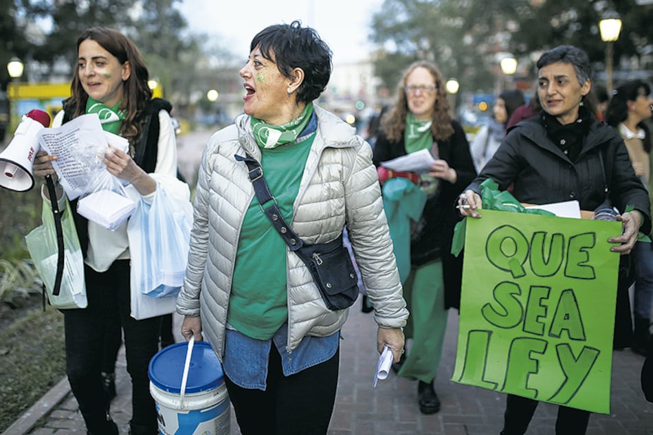 Amigas y activistas de parque chacabuco caminando a vestir todos los monumentos de pañuelo abortero.