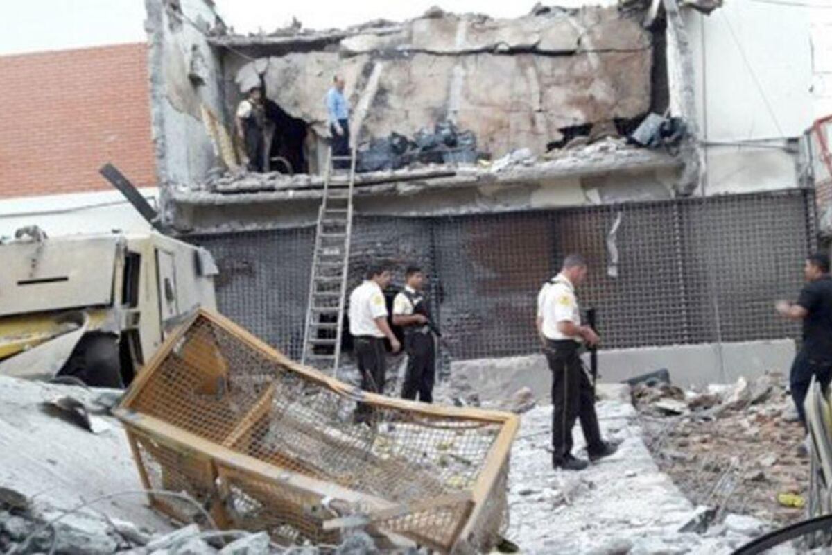 Los delincuentes volaron en pedazos el edificio de Prosegur de Ciudad del Este para concretar el robo.
