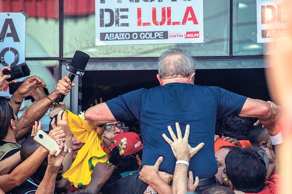 Después del multitudinario acto en su apoyo, Lula pasó ayer su primer día en prisión.