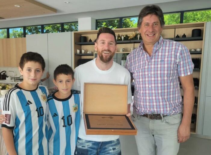 Messi se disculpó por no poder atender a todos los argentinos que se acercan para saludarlo, pero aprovechó la oportunidad para desearles feliz año. (Instagram/Roly Santacroce)