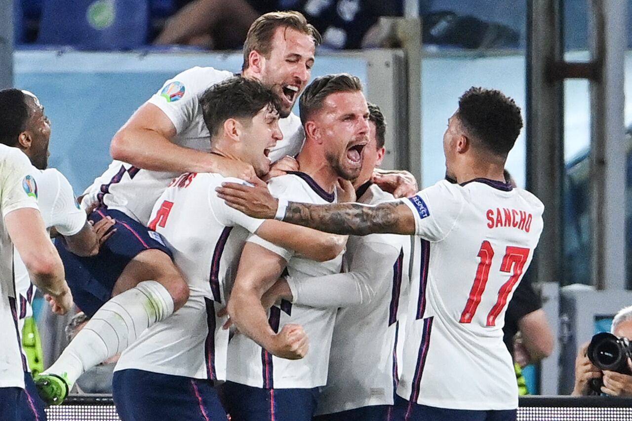 Harry Maguire festeja el cuarto, su gol ante Ucrania.