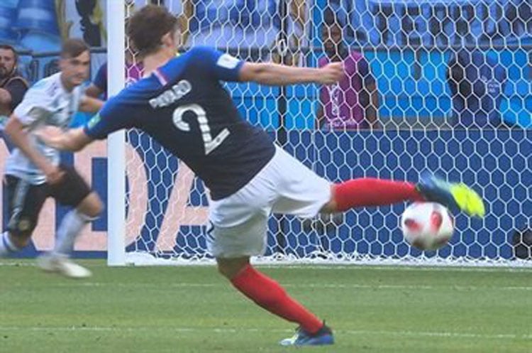 El remate de Pavard con destino de gol: de mejor gol del mundial de Rusia.
