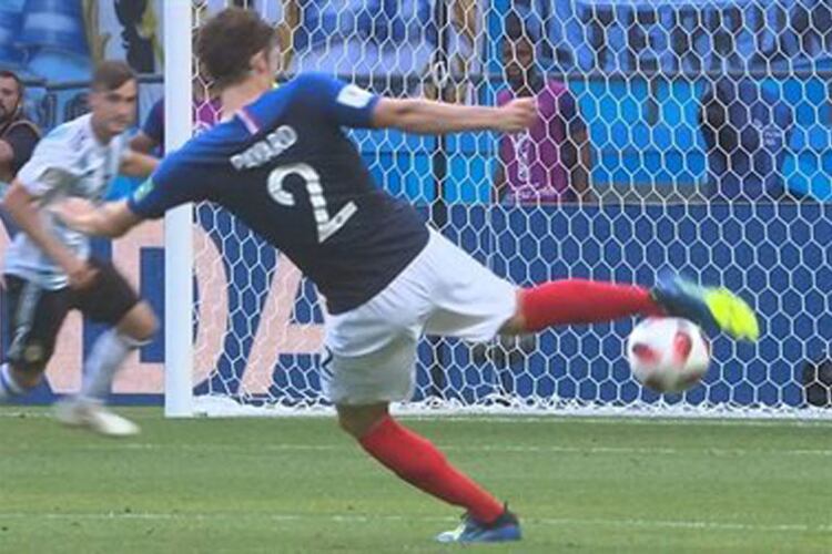 El remate de Pavard con destino de gol: de mejor gol del mundial de Rusia.