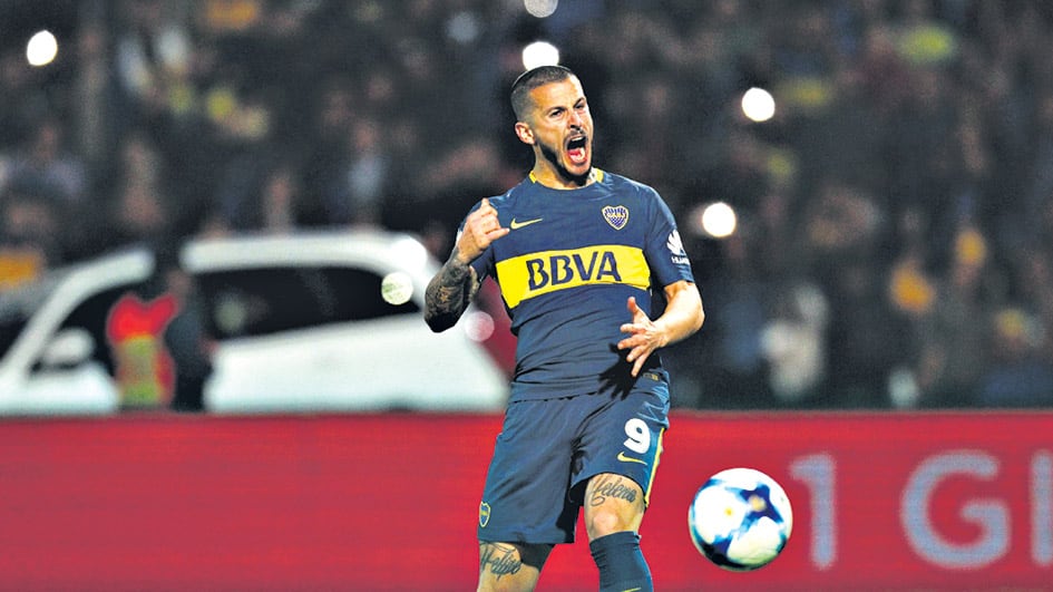 Benedetto festeja su gol, de penal, a los 59 minutos.