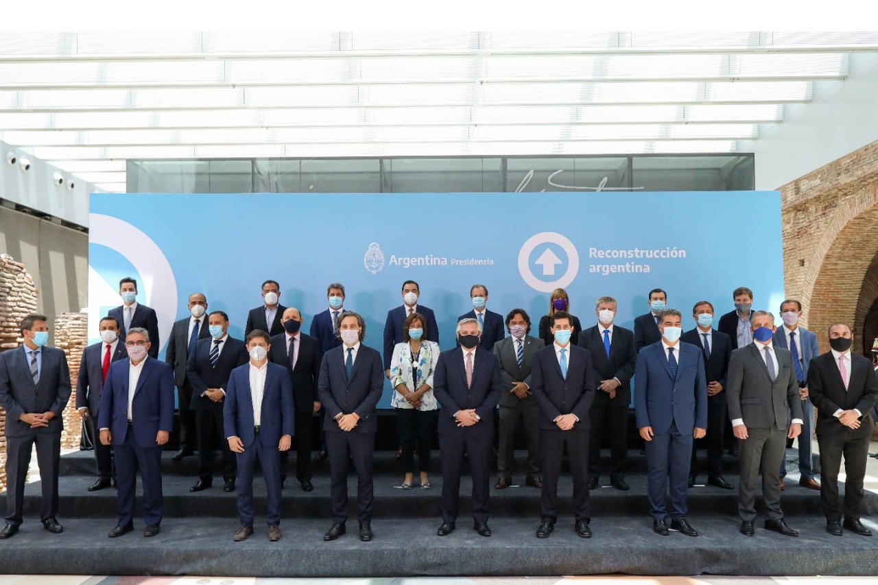 Los gobernadores conversaron antes y después de la firma del Consenso Fiscal.