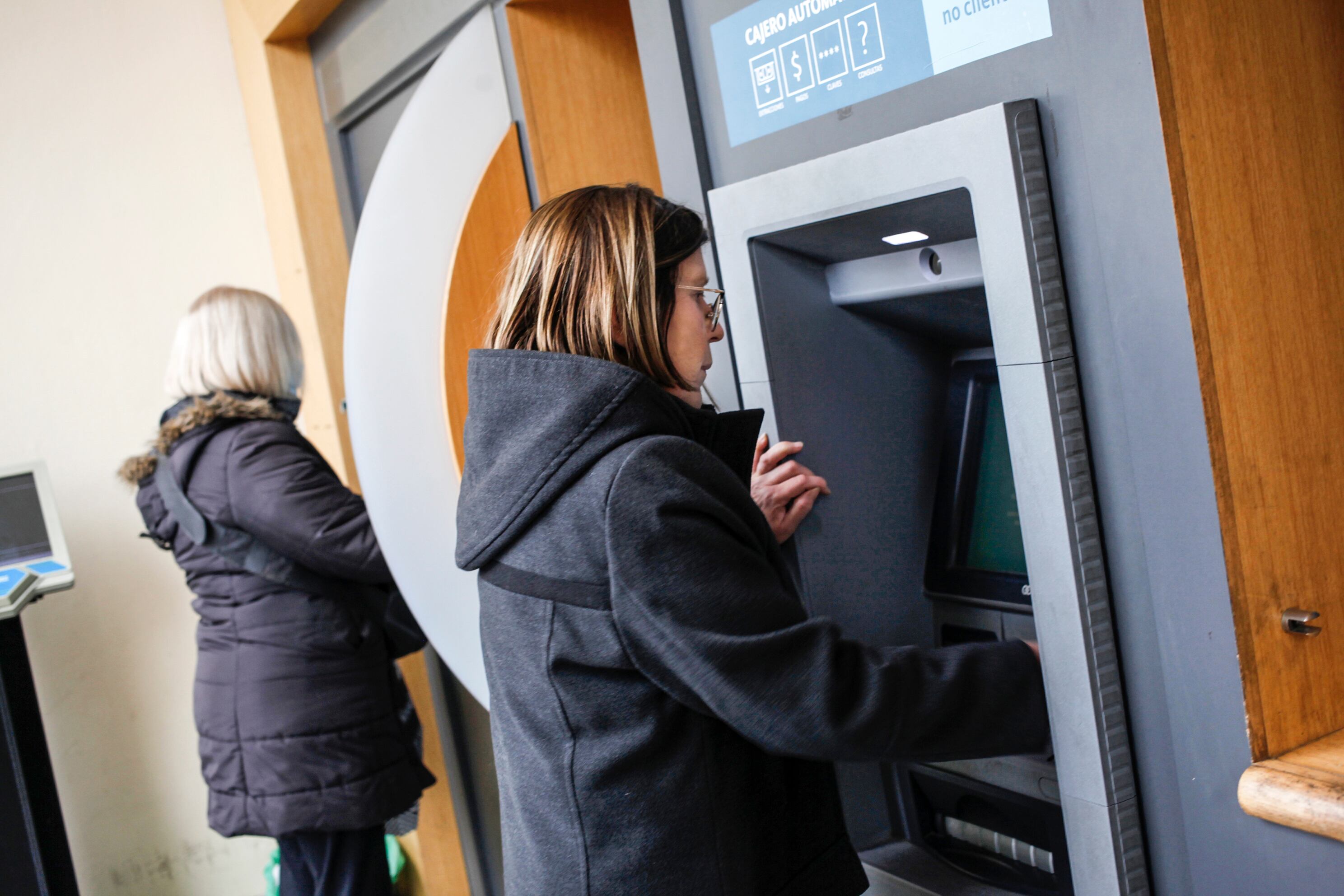 Los hombres piden 168.635 pesos en promedio, mientras las mujeres exigen 148.596 pesos.