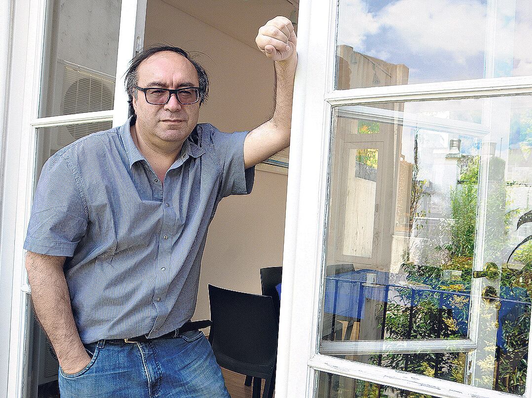 El editor del libro, el poeta y periodista Roberto López Belloso.