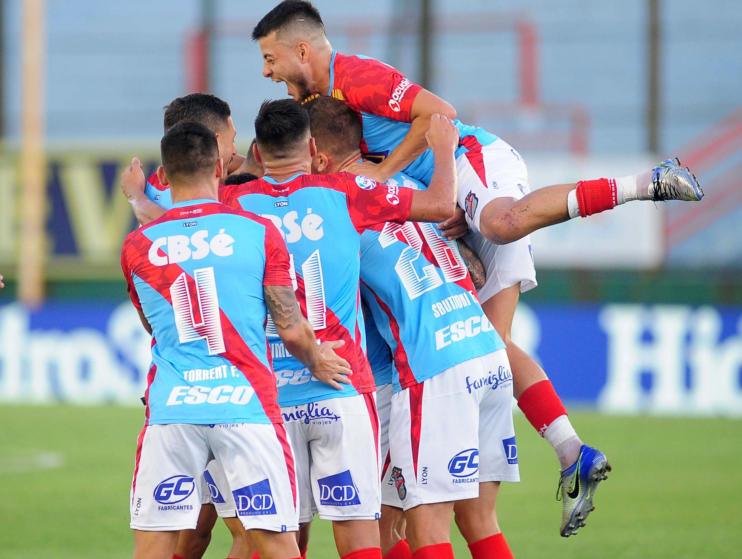 Todo Arsenal celebra el gol de Méndez.