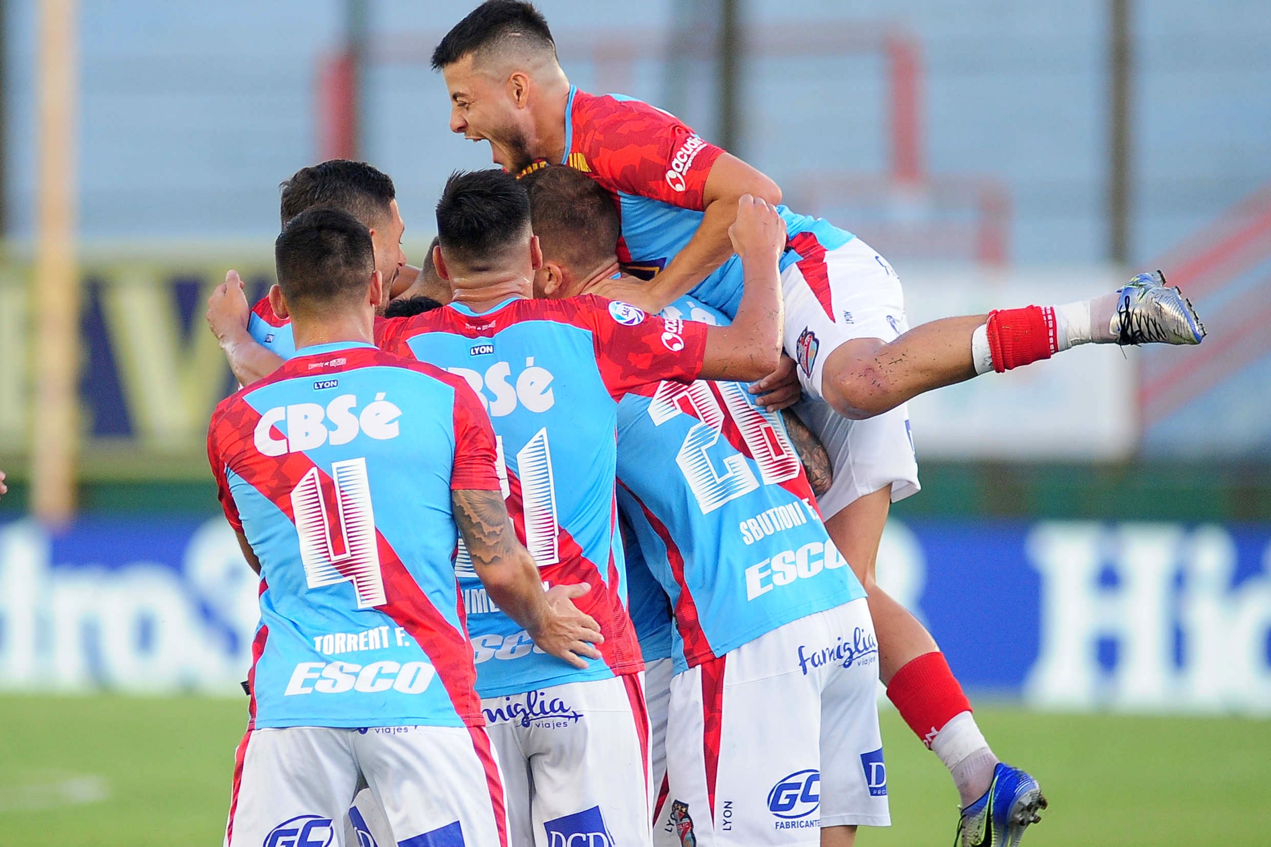Todo Arsenal celebra el gol de Méndez.