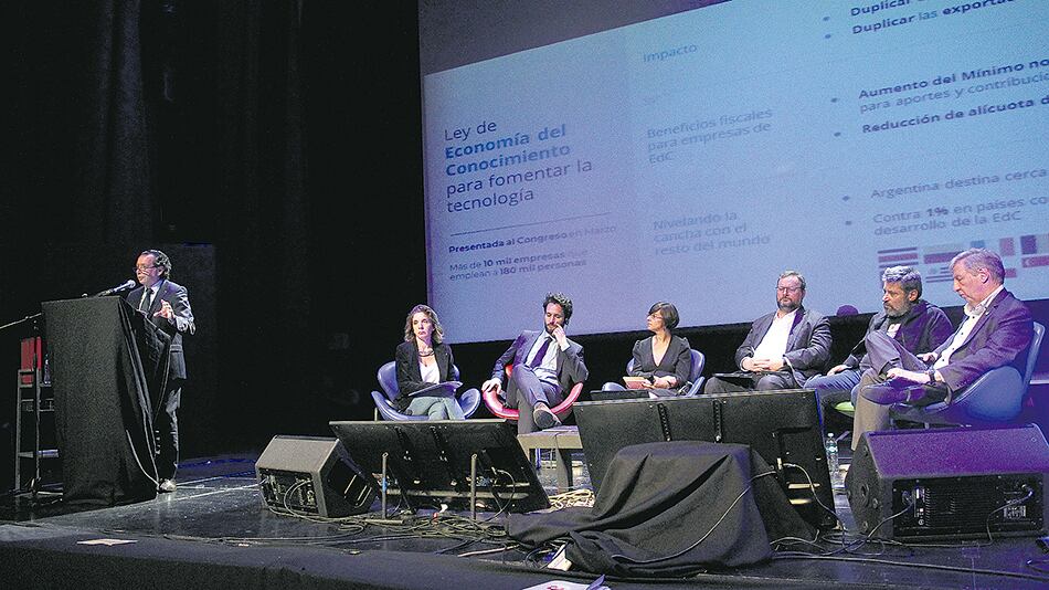 El ministro de Producción abrió el panel.