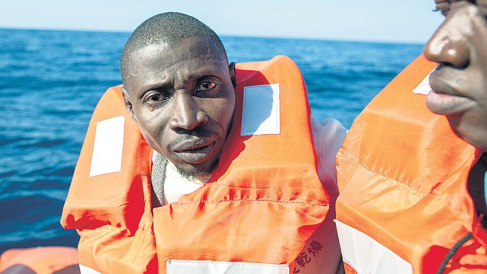 Dos hombres rescatados en las últimas horas; 170 personas desaparecieron en el mar.