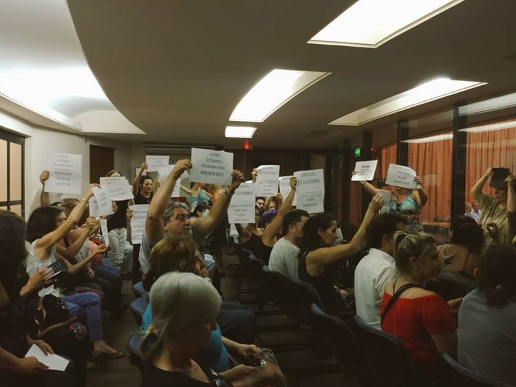 La sala reacciona al momento de la lectura de la sentencia en el juicio a Graffigna y los hermanos Monteverde.