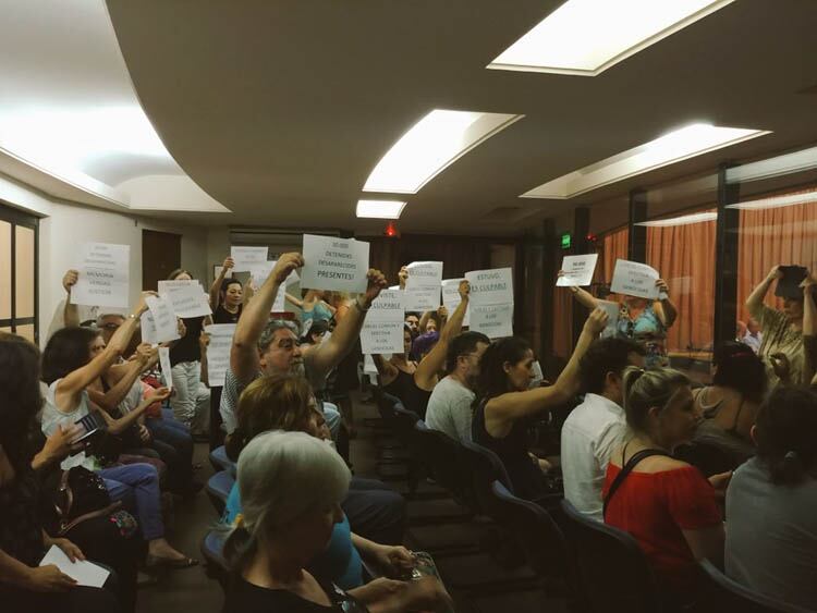 La sala reacciona al momento de la lectura de la sentencia en el juicio a Graffigna y los hermanos Monteverde.