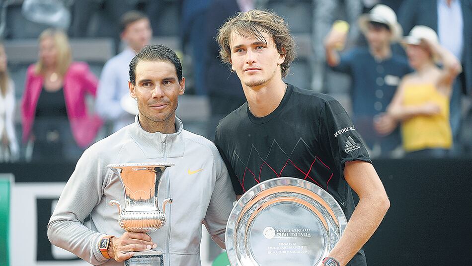 Rafa Nadal levanta el trofeo junto a Zverev.