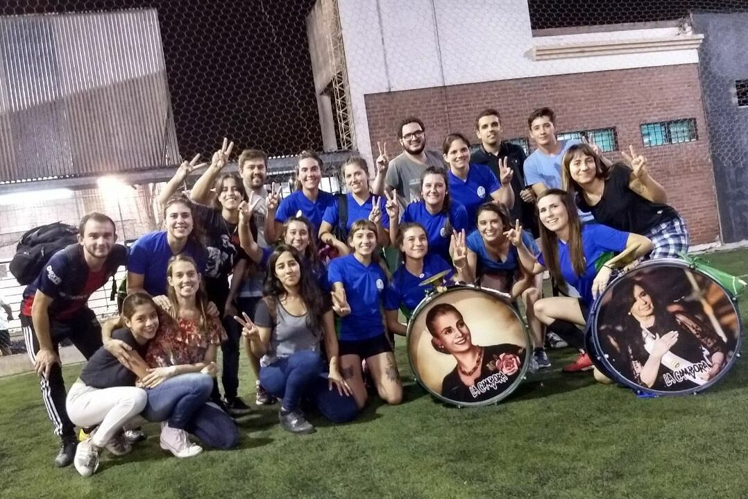 Las Descamisadas FC, posan haciendo la V.