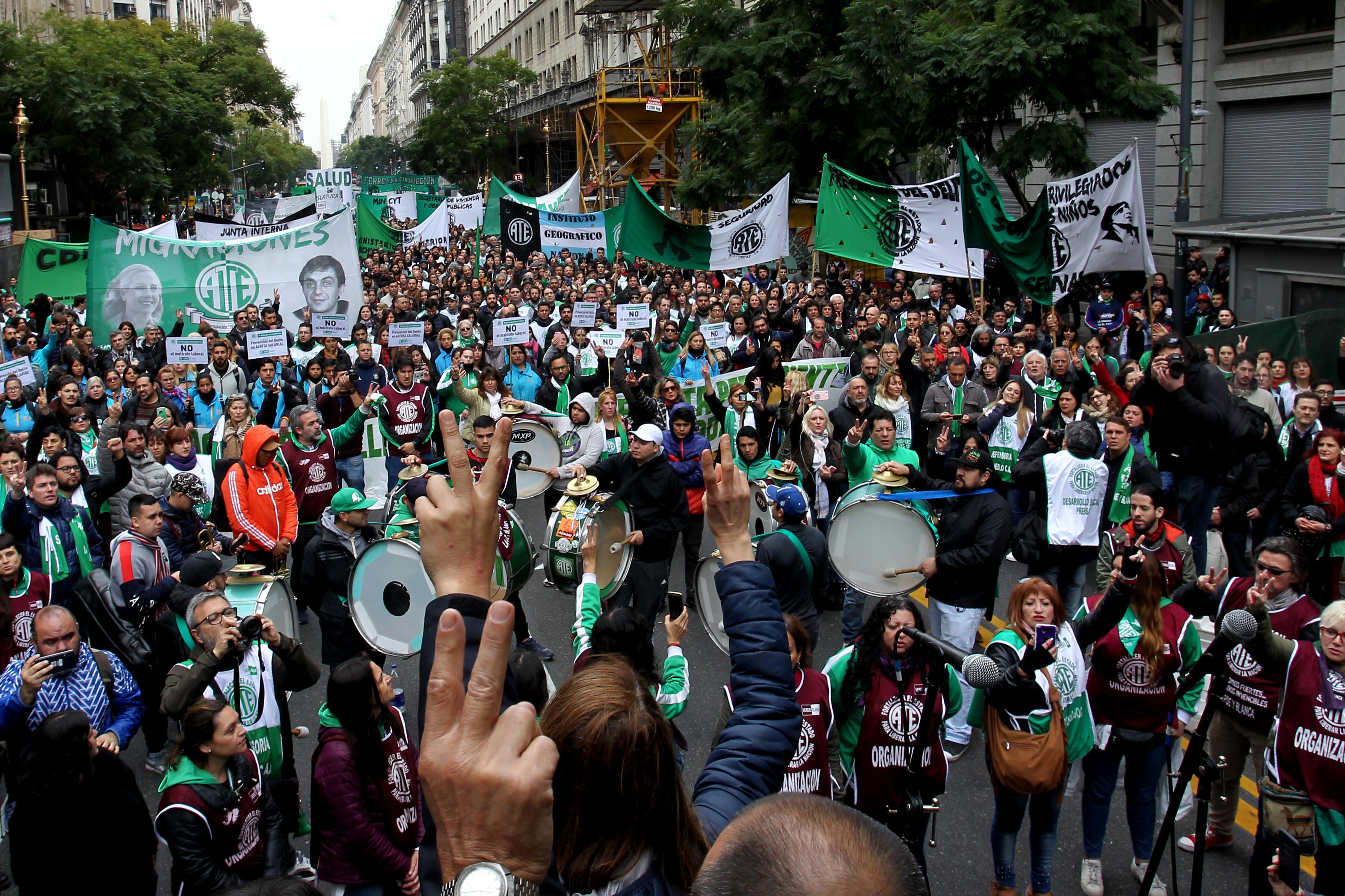 Los estatales llevaron su reclamo ayer al centro porteño.