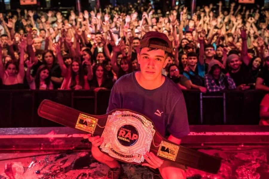 Después de llegar a cuartos de la Red Bull Batalla, el bahiense Exequiel Fabiani ganó Cultura Rap y sumó otros 20 mil puntos para la FMS