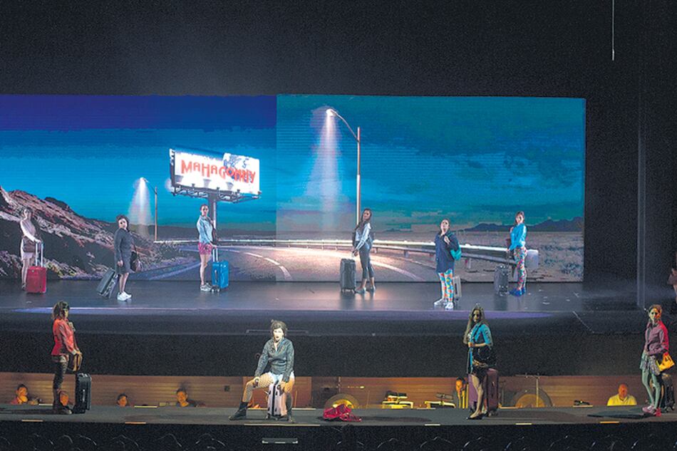 Lombardero recupera en esta puesta la idea de los carteles y proyecciones que estaban en el original.