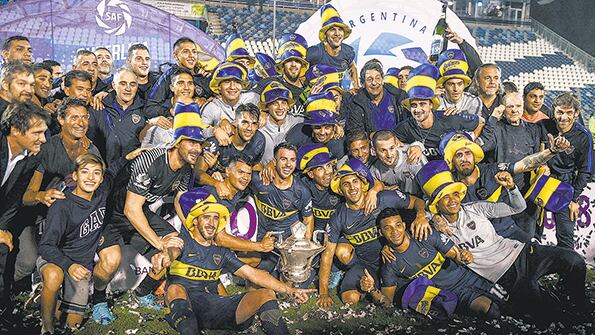 El plantel de Boca festeja en el Bosque platense el título de la Superliga.