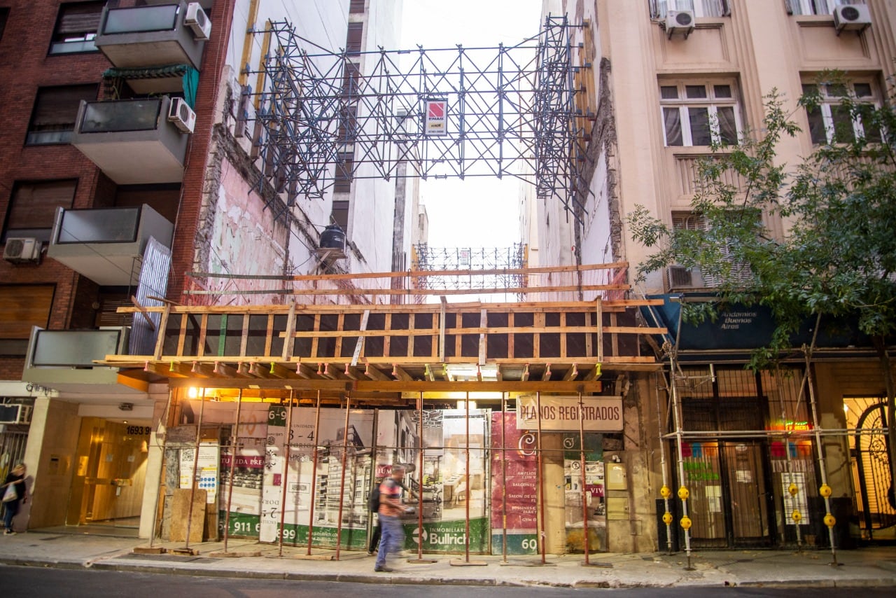 La obra ya dañó un edificio histórico, del arquitecto Alejandro Virasoro.