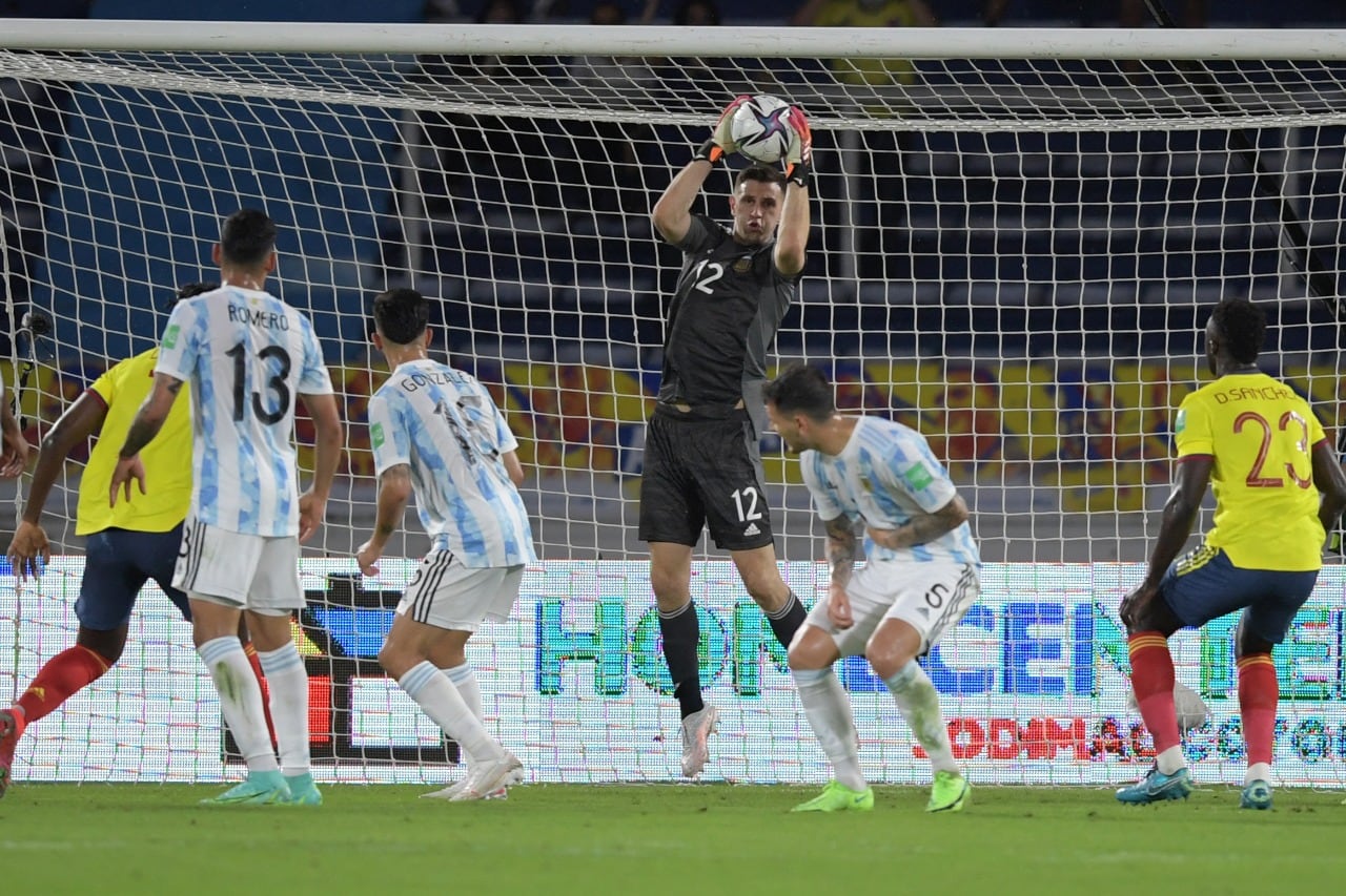 Emiliano Martínez, el arquero se lucha por la titularidad con Armani.