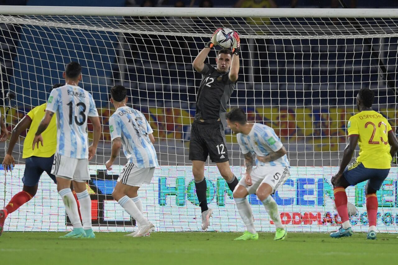 Emiliano Martínez, el arquero se lucha por la titularidad con Armani.