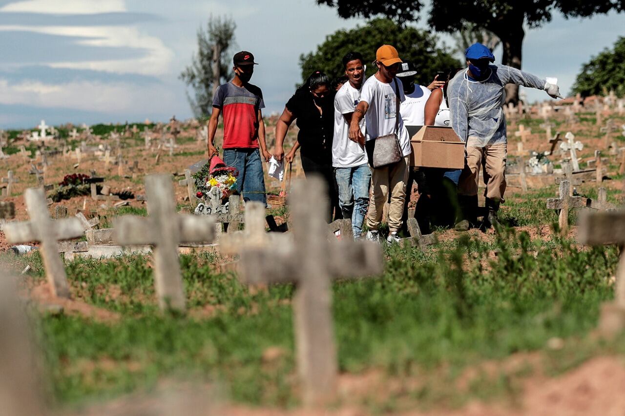 Entiero de muerto por coronavirus en Caju, al norte de Río de JAneiro