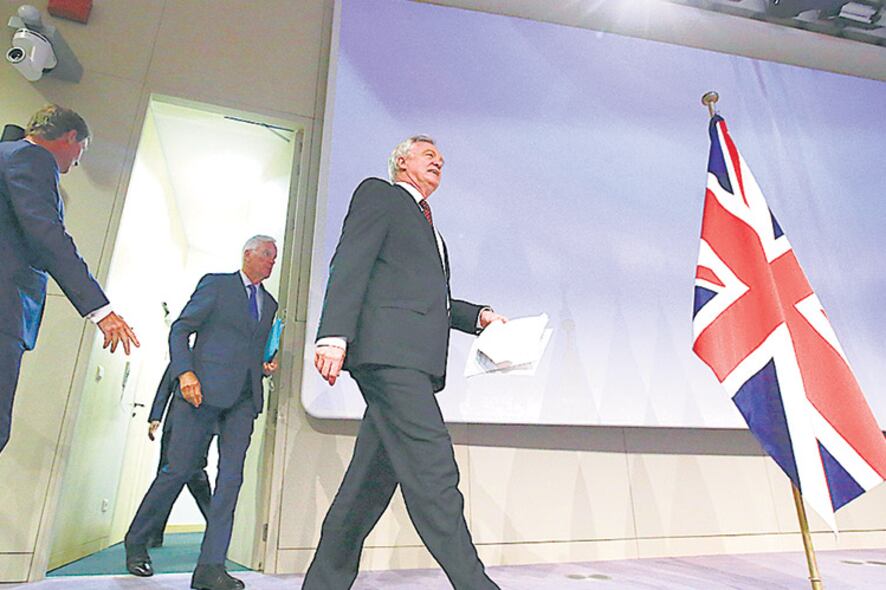 El negociador jefe británico David Davis (derecha) y el de la UE, Michel Barnier (centro).