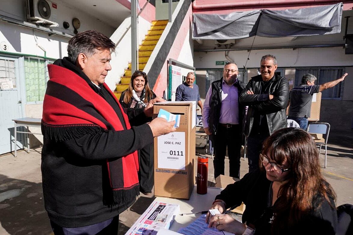 Mario Ishii votó el domingo en la Escuela Rosario Vera Peñaloza.
