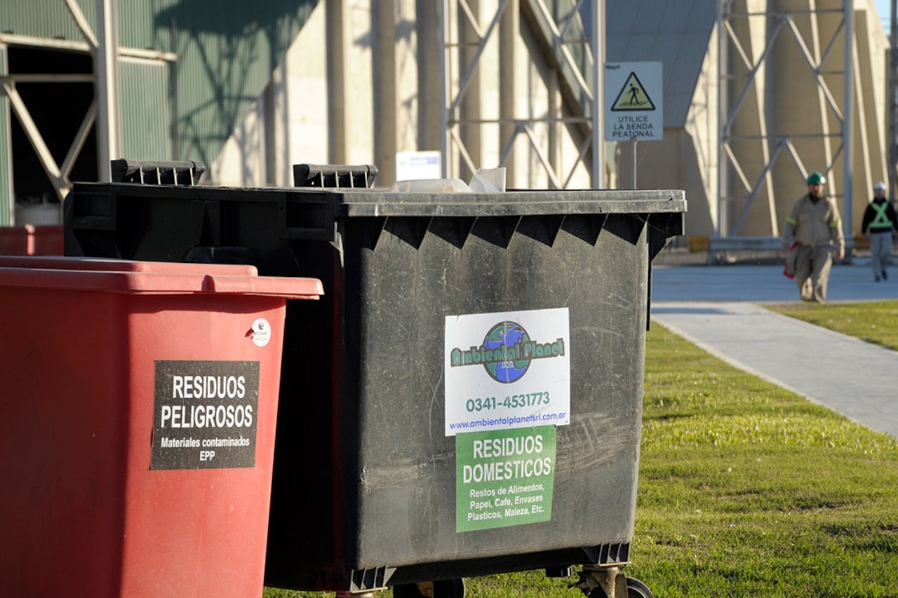 Trabajan con cereal con glifosato y manipulan aceite y grasa hidraúlica que son contaminantes.