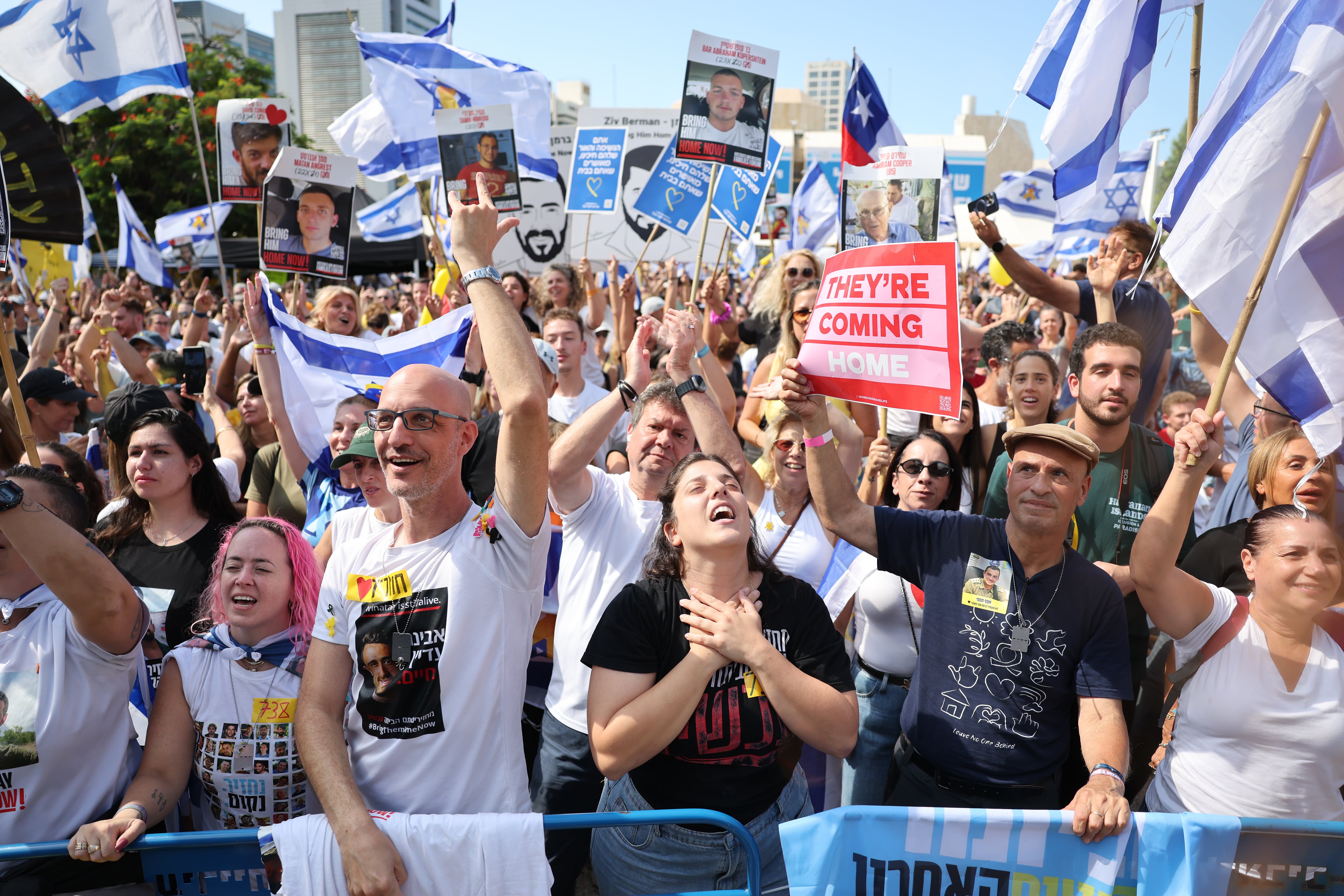 Israelíes celebran la liberación de rehenes retenidos por Hamas en la emblemática Plaza de Rehenes en Tel Aviv