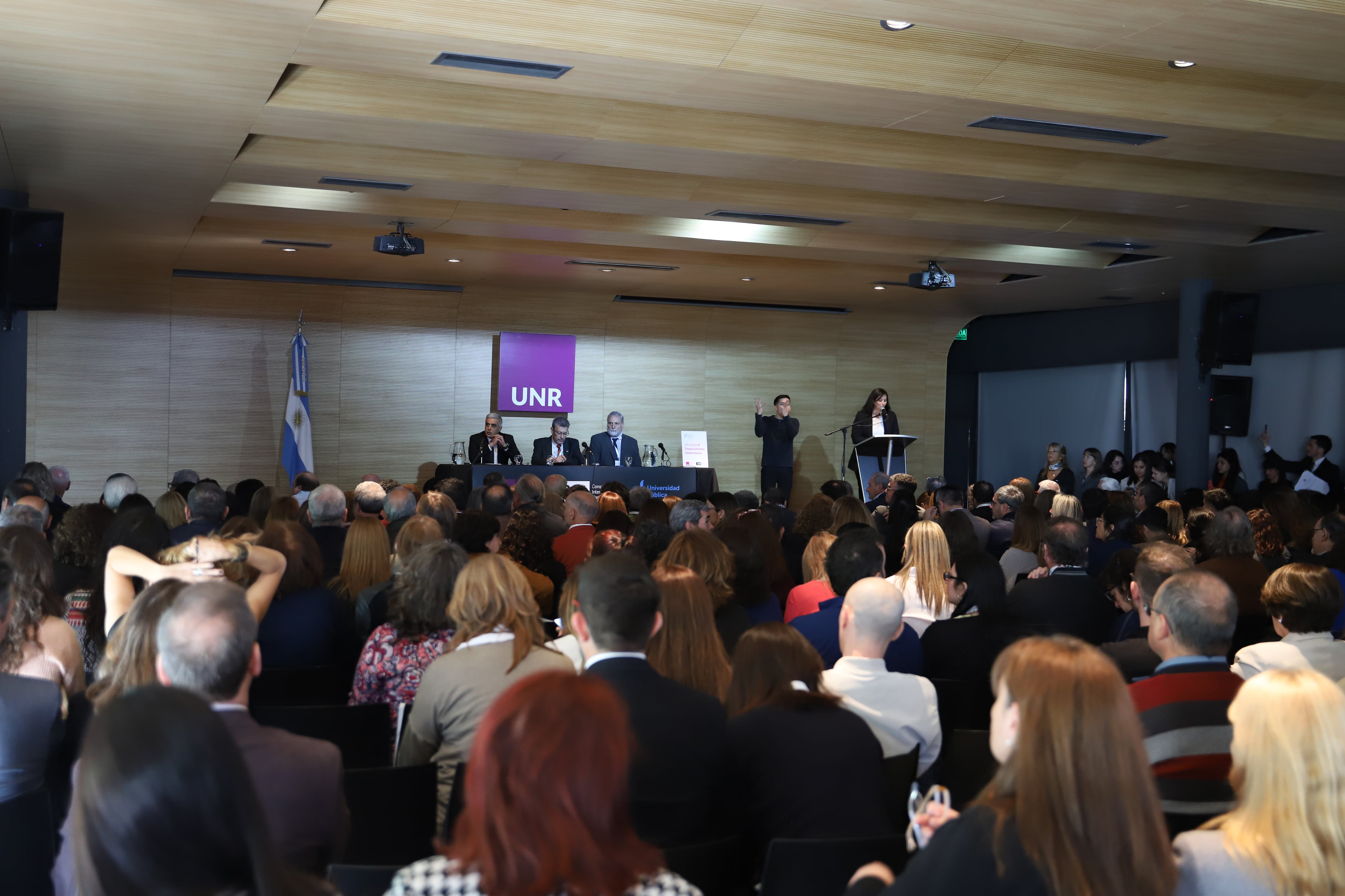 El panel central analizó las crisis que atraviesa la transmisión de conocimientos.