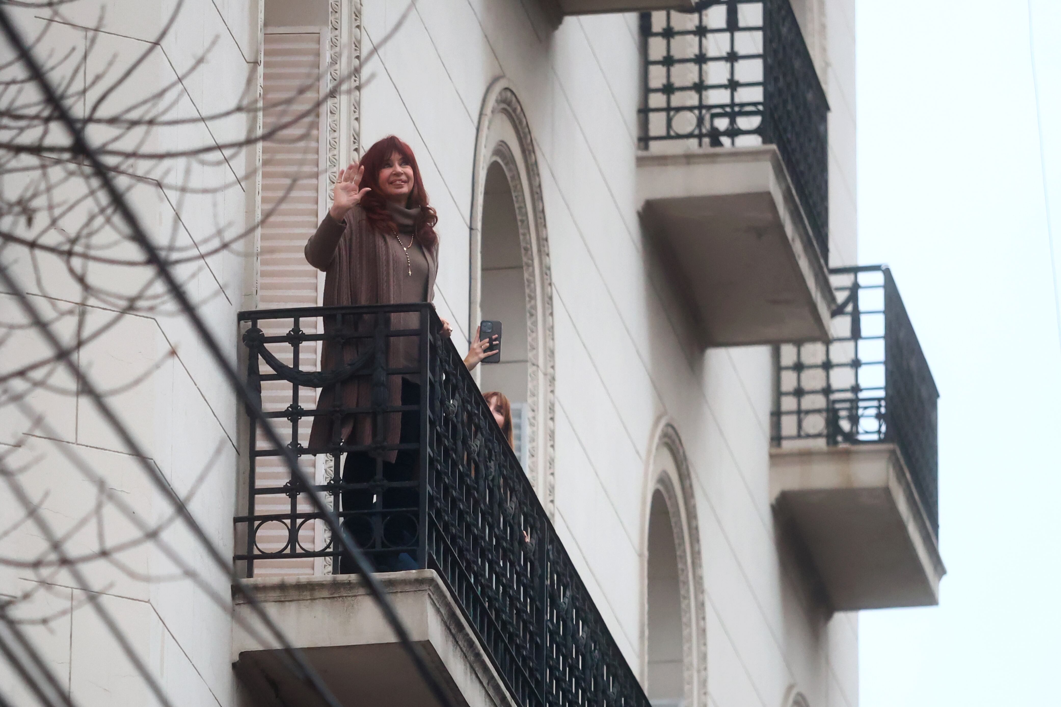 Cristina Kirchner en el balcón de su departamento.