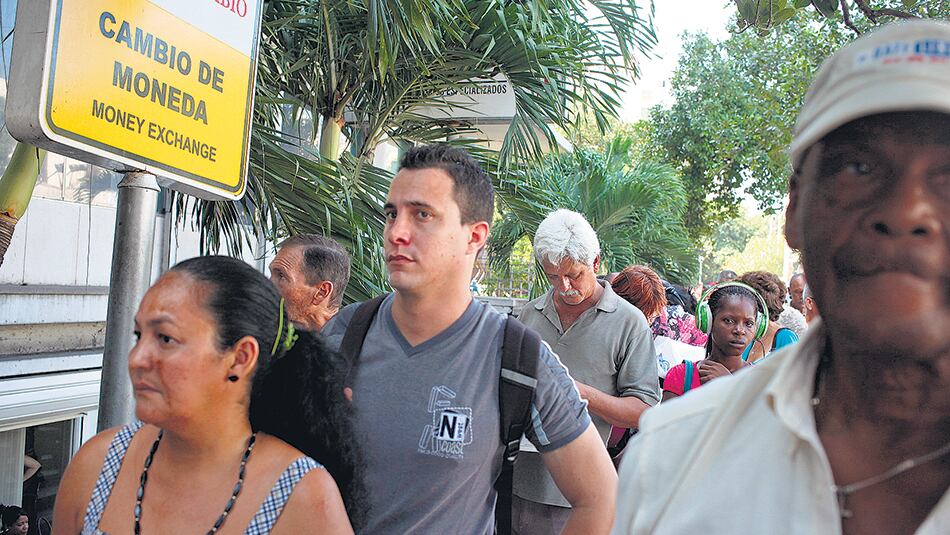 Los cubanos usan dos tipos de moneda; se da una fuga de trabajadores del sector público a la actividad no estatal.