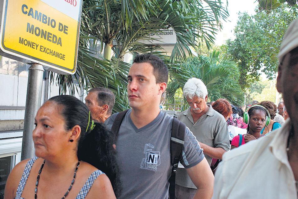 Los cubanos usan dos tipos de moneda; se da una fuga de trabajadores del sector público a la actividad no estatal.