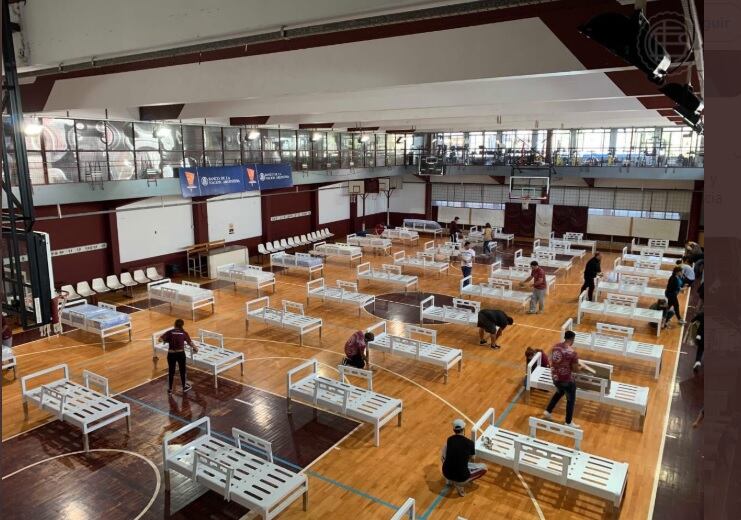 El gimnasio de Lanús está preparado con camas para recibir pacientes de coronavirus.